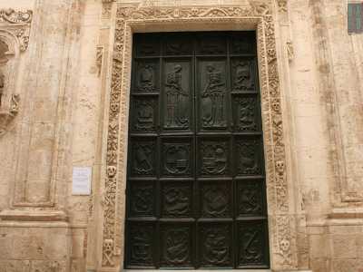 Prendiamo ora via Argento per raggiungere la particolare chiesa di Santa Maria del Suffragio, conosciuta come �il Purgatorio�. Si tratta di una struttura dei primi anni del Settecento che colpisce per il suo portone verde scuro su cui figurano scheletri...